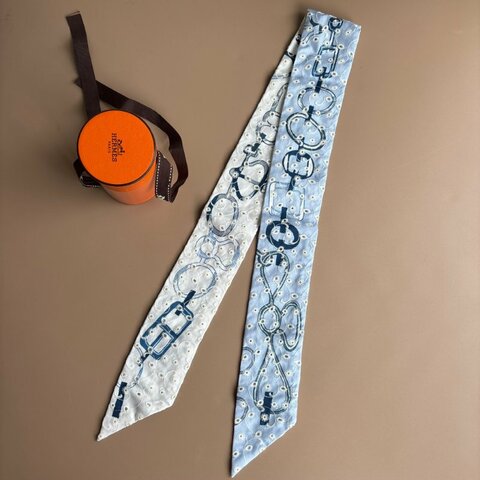 ::HERMES:: 愛馬仕 Do Re Boucles Broderie Anglaise Twilly絲巾(藍/白)
