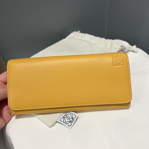 Loewe 牛皮翻蓋釦式零錢袋長夾 卡其黃