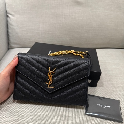 【YSL】V字縫線金屬魚子醬牛皮WOC斜背手拿包