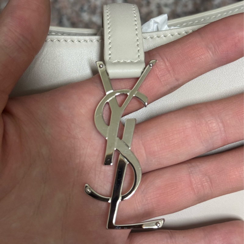 YSL 白色腋下包-2