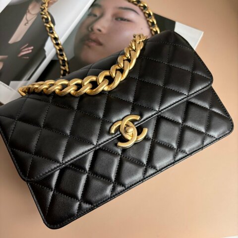 ::CHANEL:: AS4066 黑色皮革口蓋包 霧金鏈斜背包