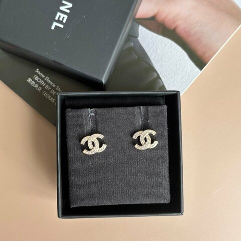 ::CHANEL: 水鑽雙C淡金耳環 簡約基本款 入門款 超美!