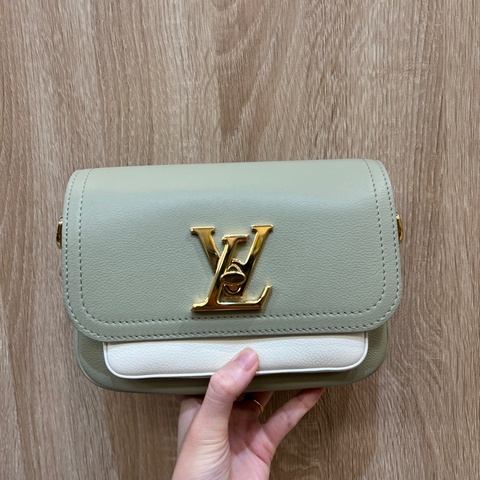 LV 粉綠拼白牛皮Lockme Tender金釦肩斜背包M22802