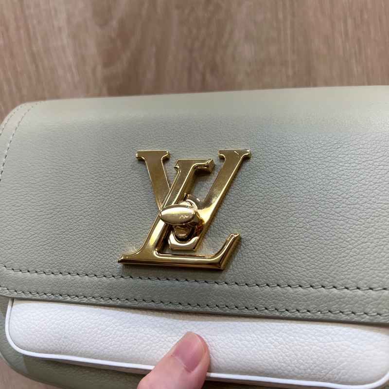 LV 粉綠拼白牛皮Lockme Tender金釦肩斜背包M22802-1