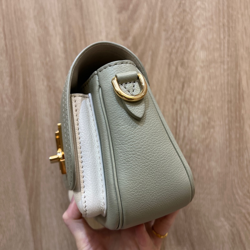 LV 粉綠拼白牛皮Lockme Tender金釦肩斜背包M22802-2