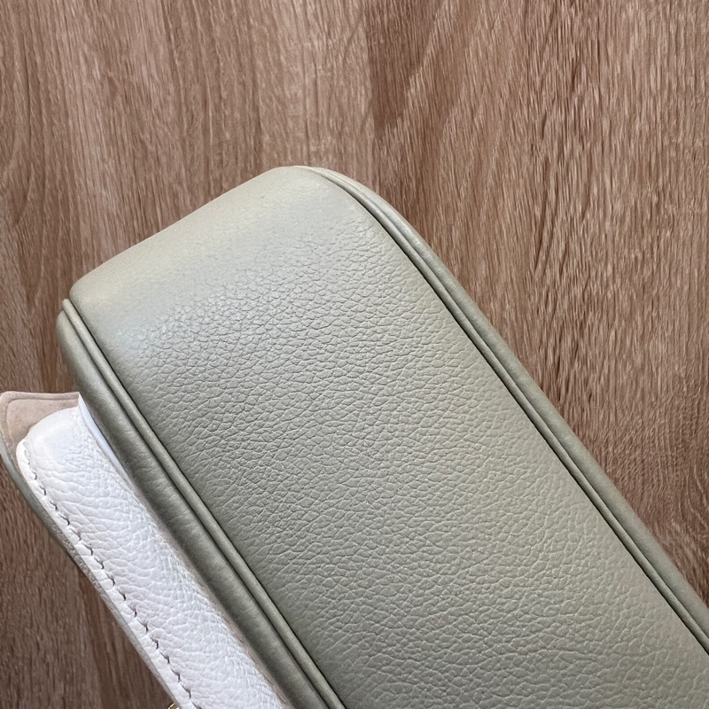 LV 粉綠拼白牛皮Lockme Tender金釦肩斜背包M22802-7