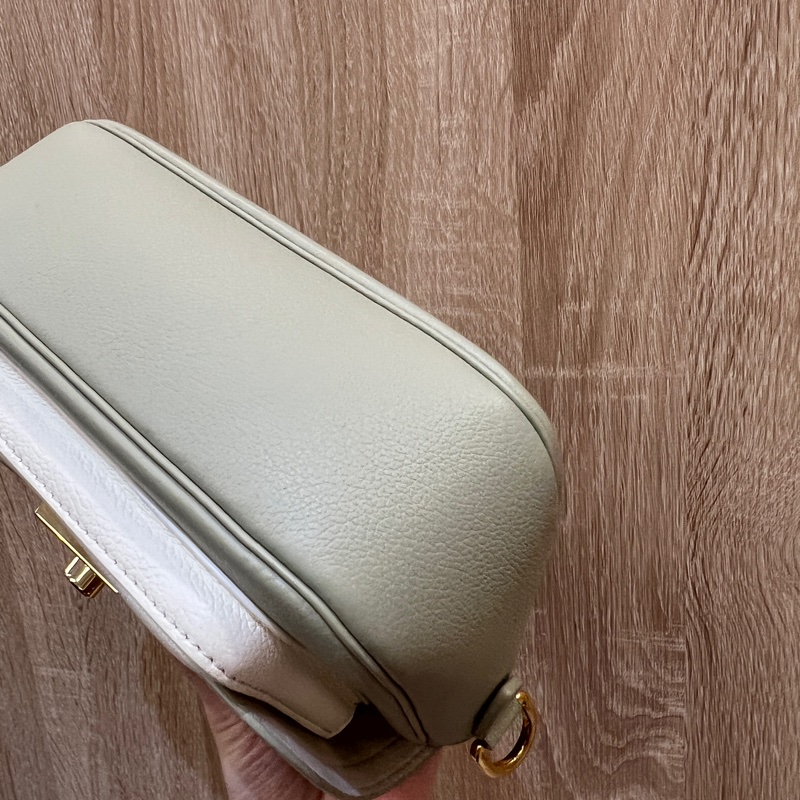 LV 粉綠拼白牛皮Lockme Tender金釦肩斜背包M22802-8