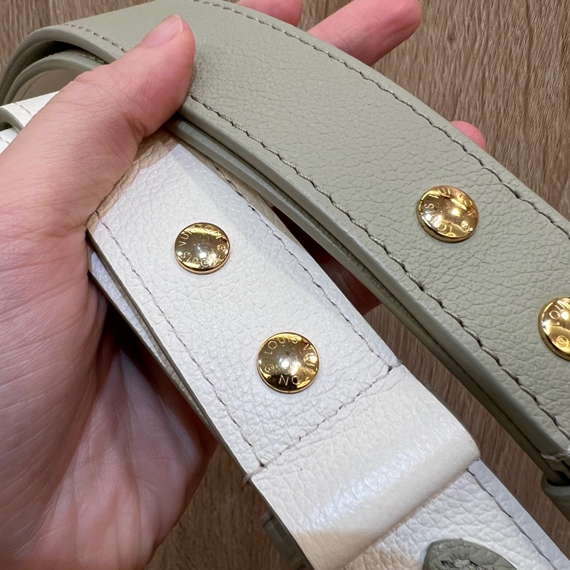 LV 粉綠拼白牛皮Lockme Tender金釦肩斜背包M22802-12