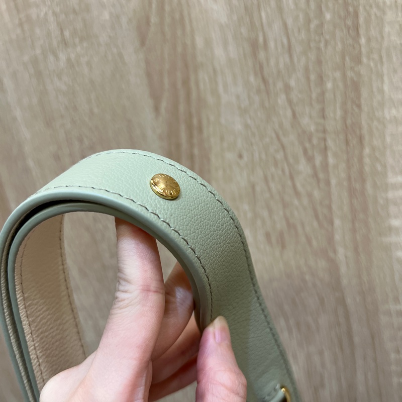 LV 粉綠拼白牛皮Lockme Tender金釦肩斜背包M22802-13