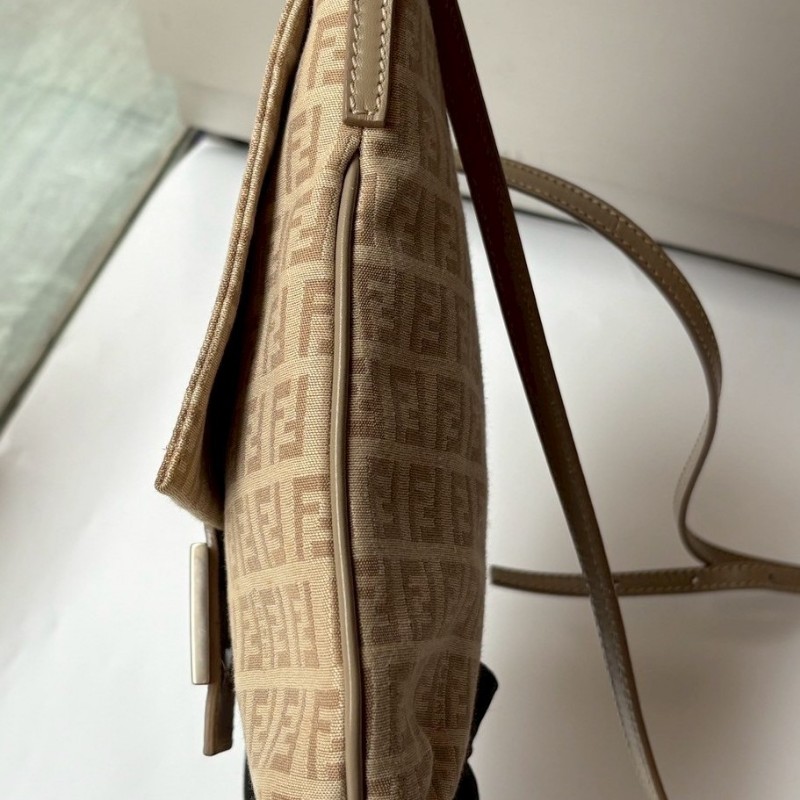Fendi 奶茶色FF 緹花布下蓋斜背小包-5