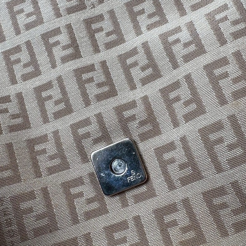 Fendi 奶茶色FF 緹花布下蓋斜背小包-16