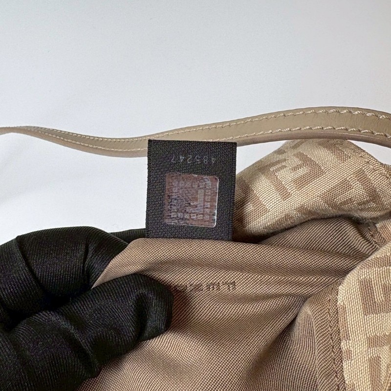 Fendi 奶茶色FF 緹花布下蓋斜背小包-17