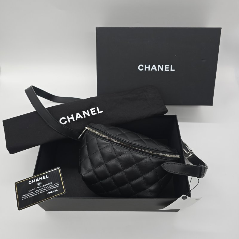 (小編實拍🔥 超新閒置品) CHANEL 櫃姐腰包 黑色 銀拉鍊 光面山羊皮 胸背包 斜背-0