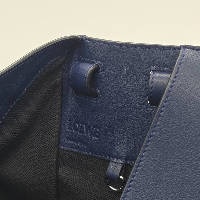 【原購價10萬】LOEWE HAMMOCK 小號 30CM 墨水藍粒面牛皮小號 兩用包 弔床包 手提 斜跨包 單肩包-4