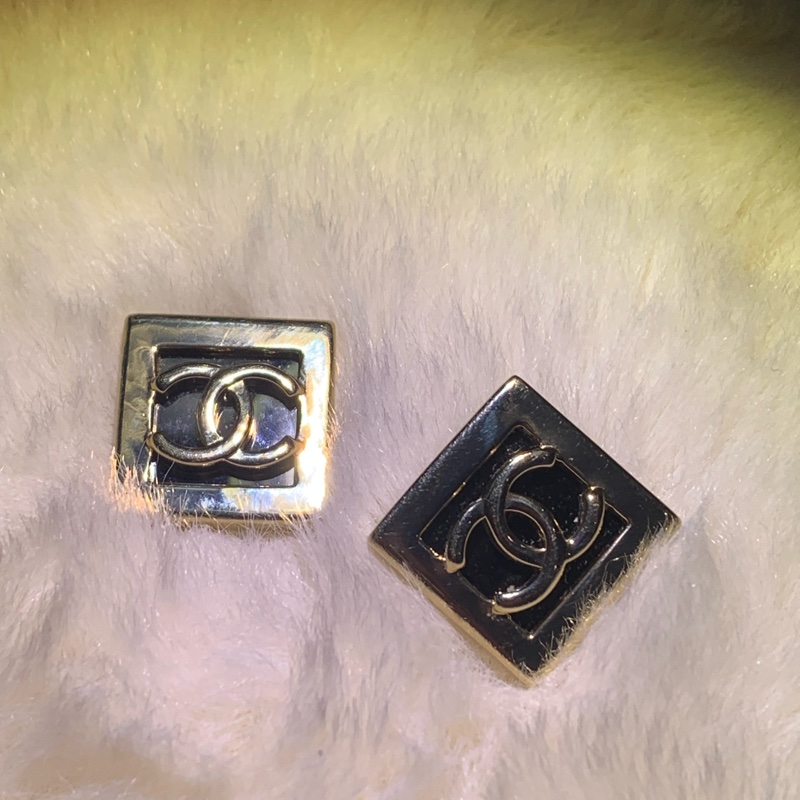Chanel 金色 小方糖 cc 浮雕耳夾 I285-0