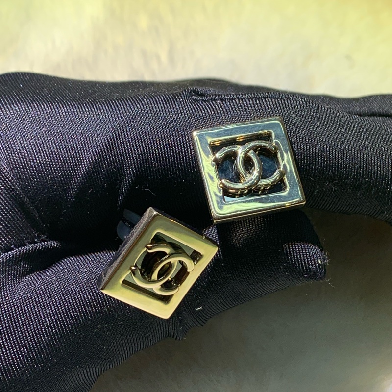 Chanel 金色 小方糖 cc 浮雕耳夾 I285-2