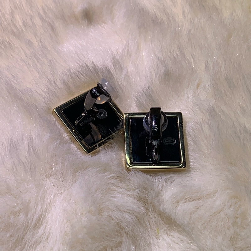 Chanel 金色 小方糖 cc 浮雕耳夾 I285-10