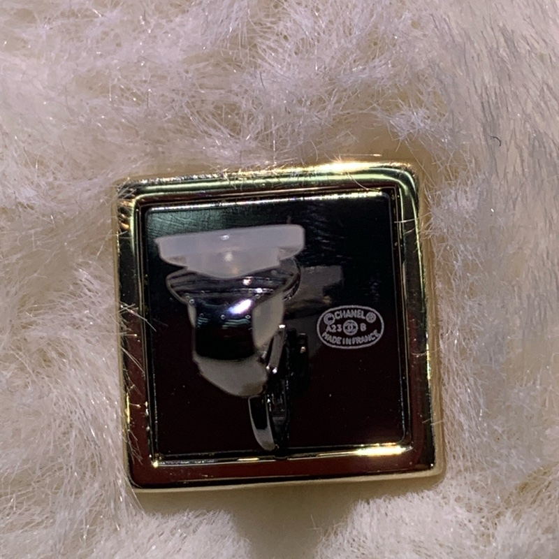 Chanel 金色 小方糖 cc 浮雕耳夾 I285-11