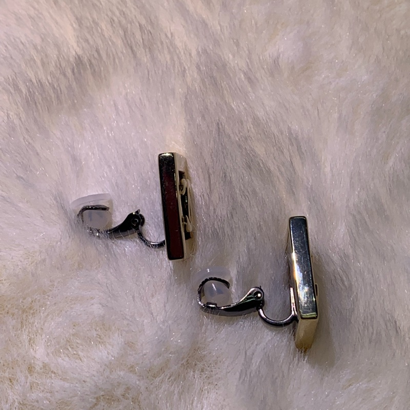 Chanel 金色 小方糖 cc 浮雕耳夾 I285-15