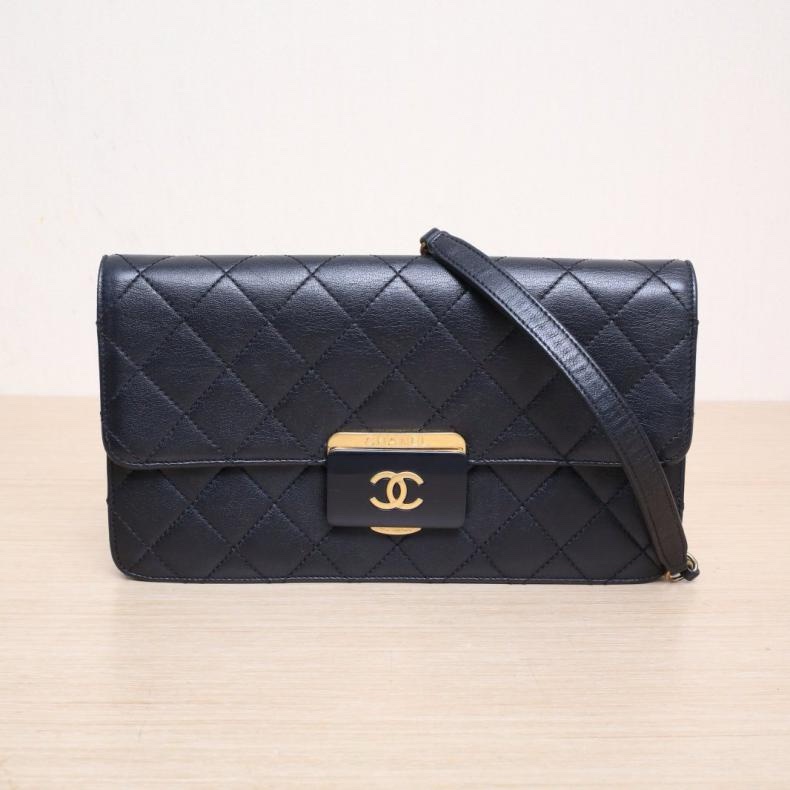 CHANEL(香奈兒) 黑色 22開 金扣 CF 亞克力扣 菱格紋法棍 單肩包-0