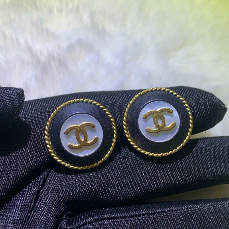 Chanel 香奈兒 黑金 珍珠浮雕衫鈕耳夾 O651-8
