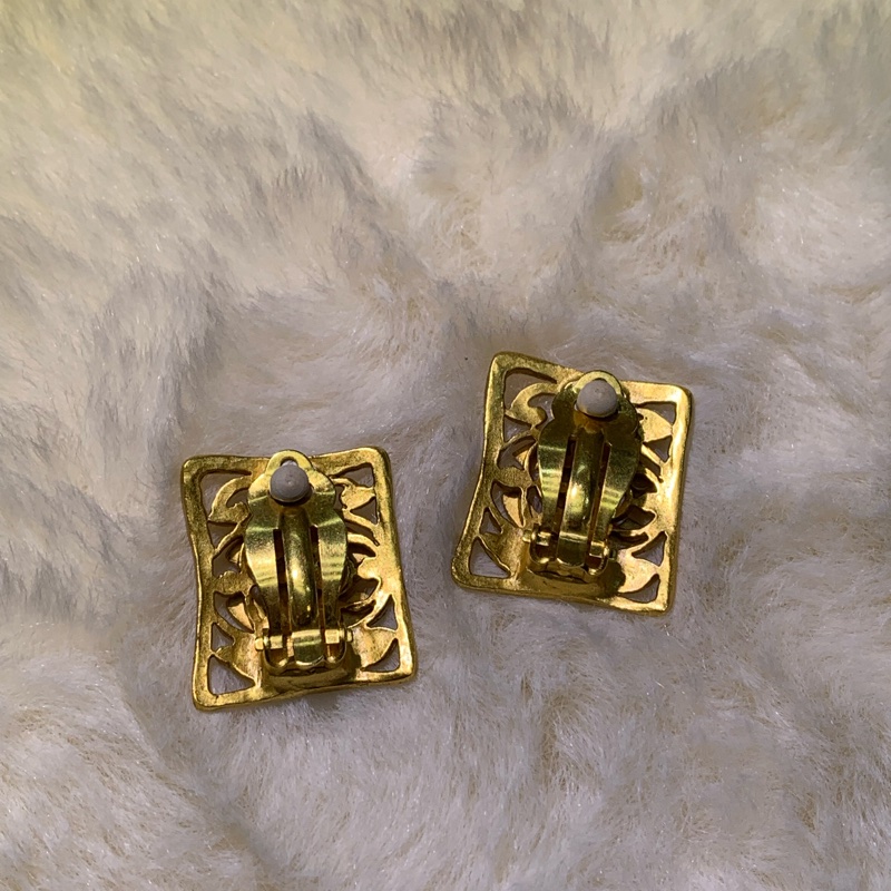 Chanel 香奈兒濃金色 浮雕CC耳夾 I447-6