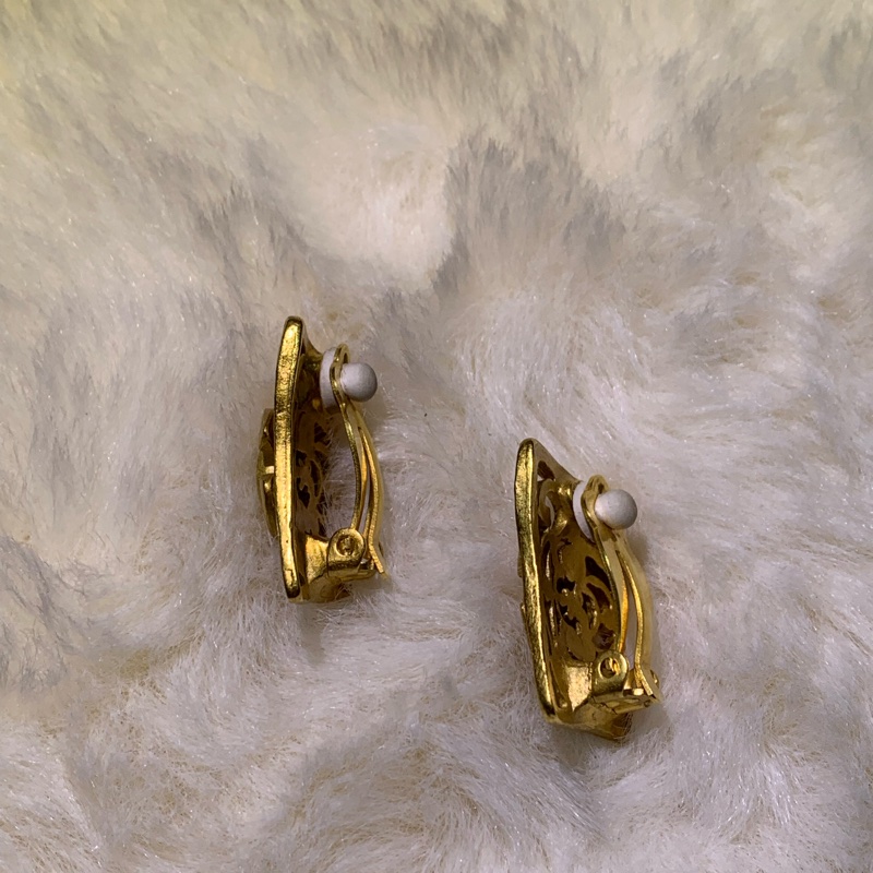 Chanel 香奈兒濃金色 浮雕CC耳夾 I447-10