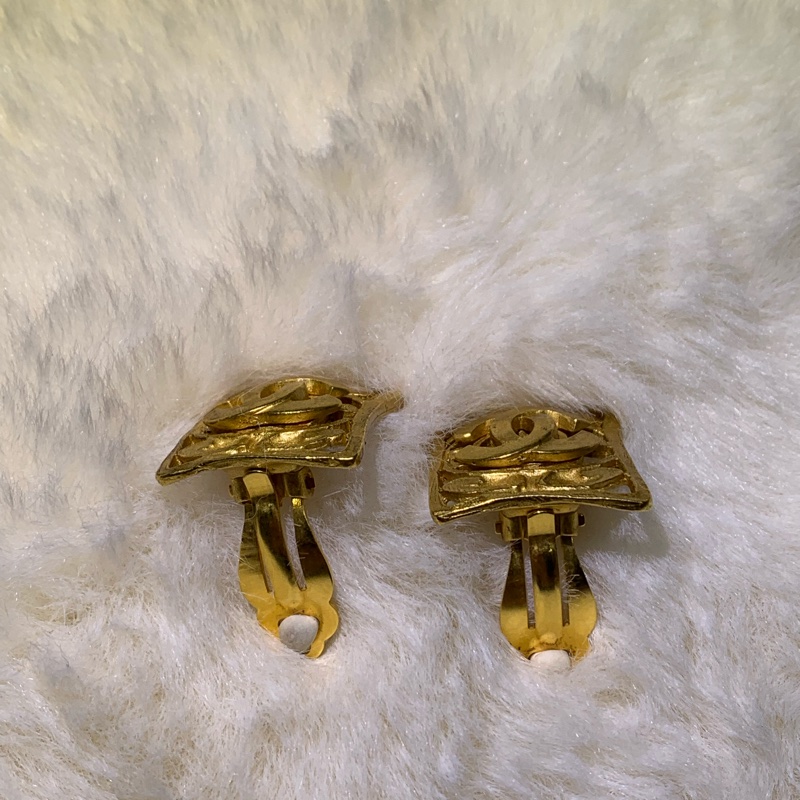 Chanel 香奈兒濃金色 浮雕CC耳夾 I447-12