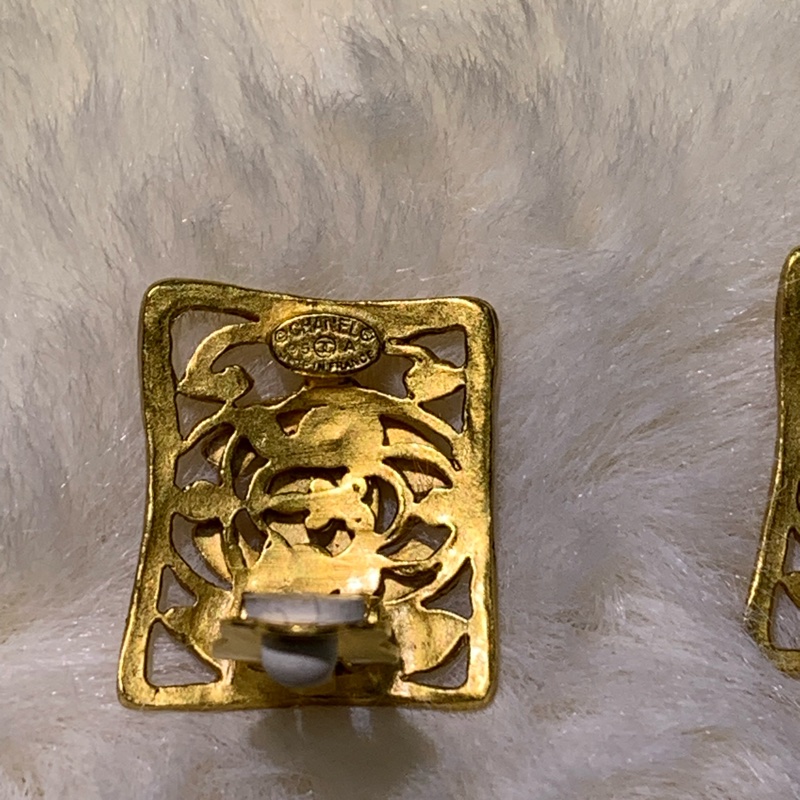 Chanel 香奈兒濃金色 浮雕CC耳夾 I447-13