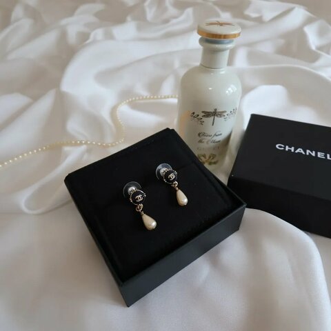 Chanel 巴洛克風水滴形人造珍珠 CC Logo 耳環 耳針