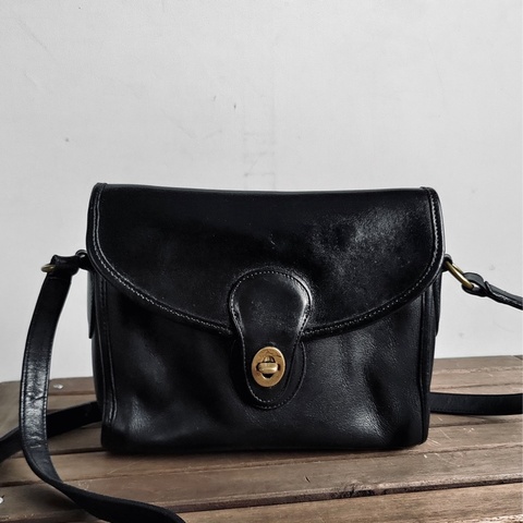 美製老品 #COACH 黑色小方包 黃銅釦 / 美式 / 古典 / 老包 / 信封包 / VTG