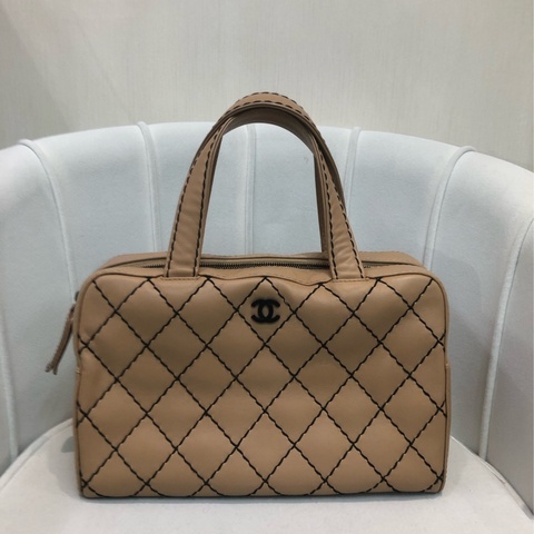 Chanel 奶茶愛縫線保齡袋 XA707