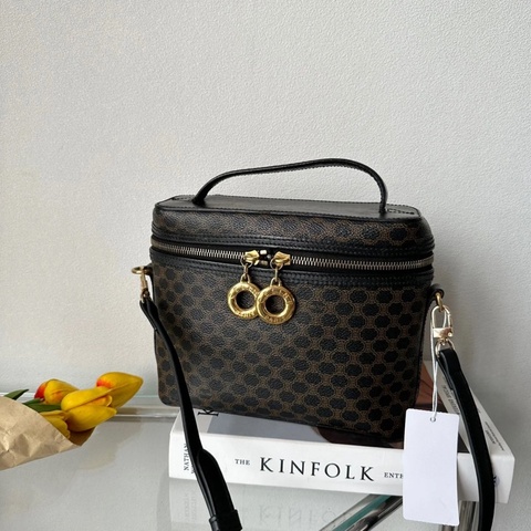 「JL精品代購」 97新 Celine 老花化妝包 （有肩背帶）