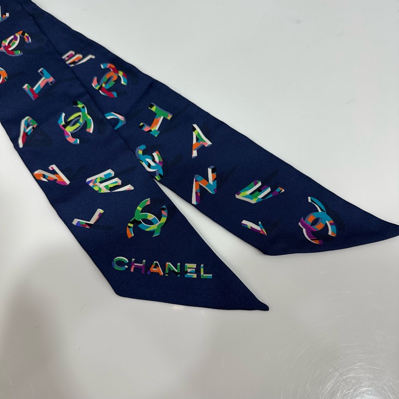 Chanel 藍色拼彩色英文LOGO 絲巾-0