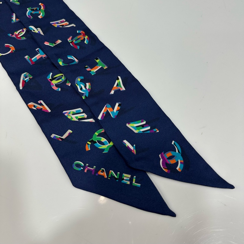 Chanel 藍色拼彩色英文LOGO 絲巾-1
