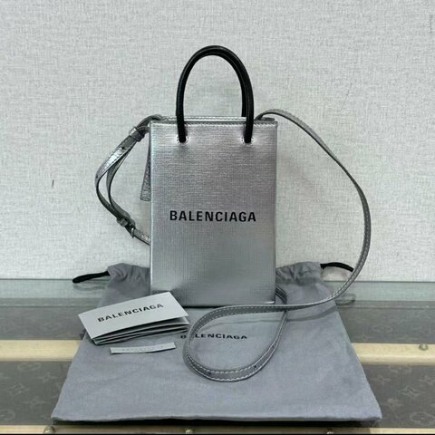 ✨BALENCIAGA 銀色字母手機包 12*18*4  98新配件塵袋