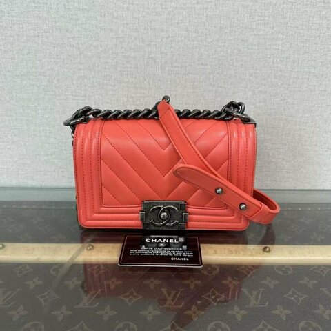 ✨CHANEL 銀扣v紋牛皮leboy小號斜背包20*11*6  98新配件保卡塵袋