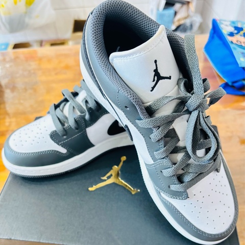 NIKE AIR JORDAN 1 LOW (GS) 女鞋 鐵灰白 鞋帶款 皮革 拼接 休閒鞋