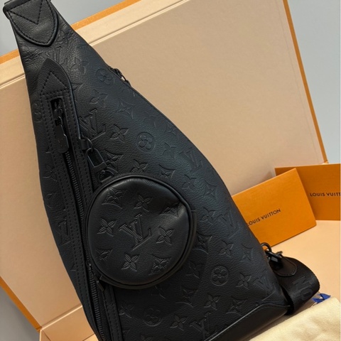 *SHIHNA名牌精品*LV Duo壓紋小牛皮斜背包 黑