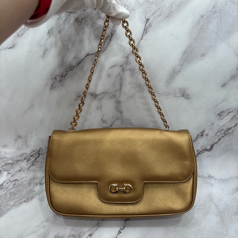Salvatore Ferragamo 金色鏈條單肩包。稀有顏色。-10