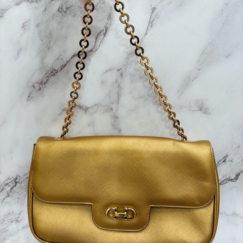 Salvatore Ferragamo 金色鏈條單肩包。稀有顏色。