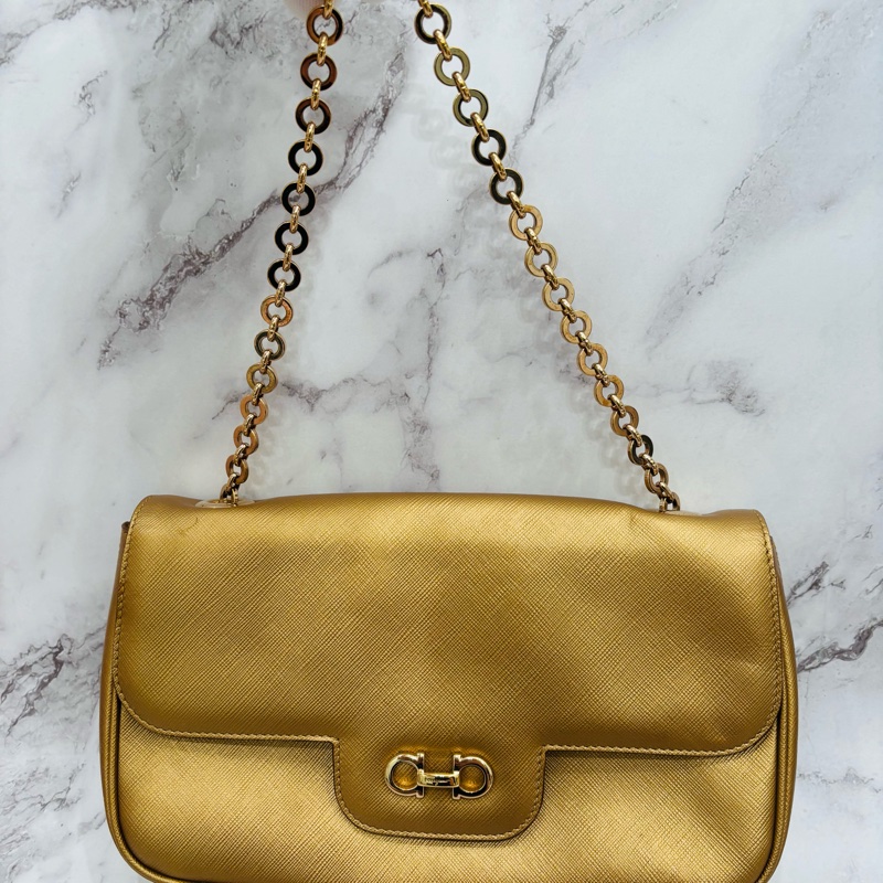 Salvatore Ferragamo 金色鏈條單肩包。稀有顏色。-0