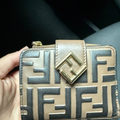 Fendi 對折短夾 全配 有購證