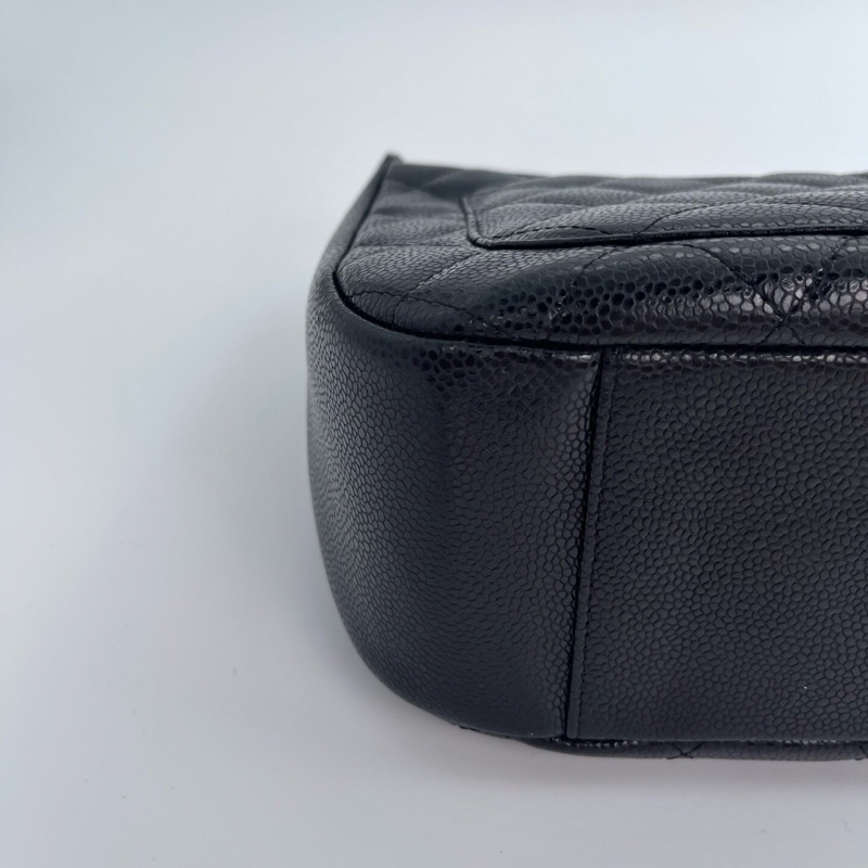 「JL精品代購」香奈兒黑金牛皮Jennie同款羊角腋下包-12