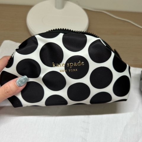 Kate Spade 化妝包 （此為滿額贈品故便宜出售或是贈與在此賣場購買任何包款的人）