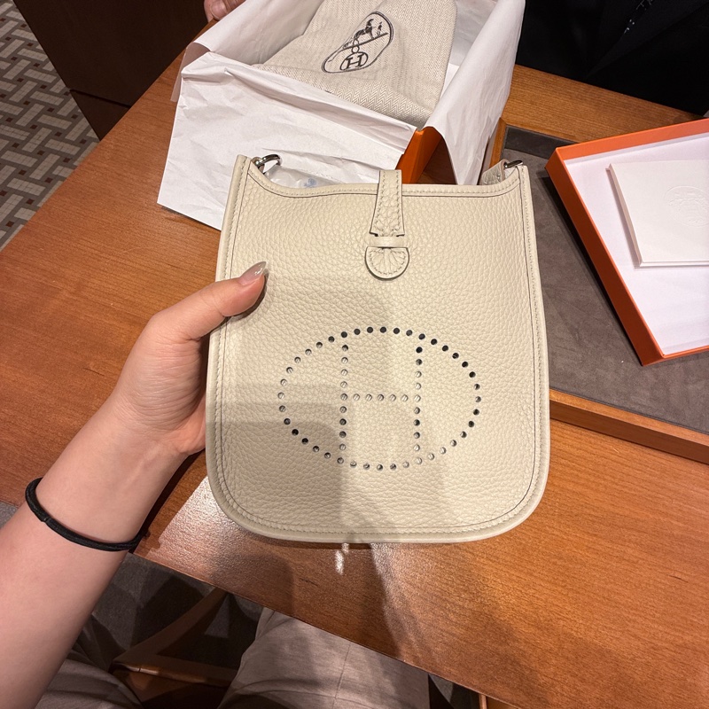 全新 HERMÈS 愛馬仕 Mini Evelyne 16 Amazone 8L 冰川白 Beton Clemence小牛皮 銀扣 K刻 2025年-5