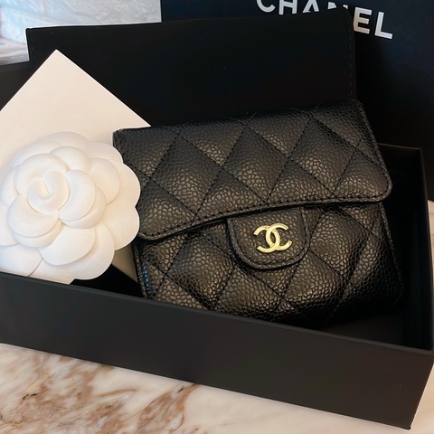 全新剛出專櫃✨ CHANEL香奈兒經典雙C金色LOGO菱格紋荔枝紋牛皮短夾(黑)