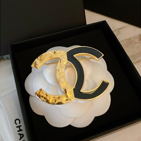 全新剛出專櫃✨ CHANEL 香奈兒經典大面寬黑色琺瑯刻紋雙C LOGO造型胸針(黑金雙色)