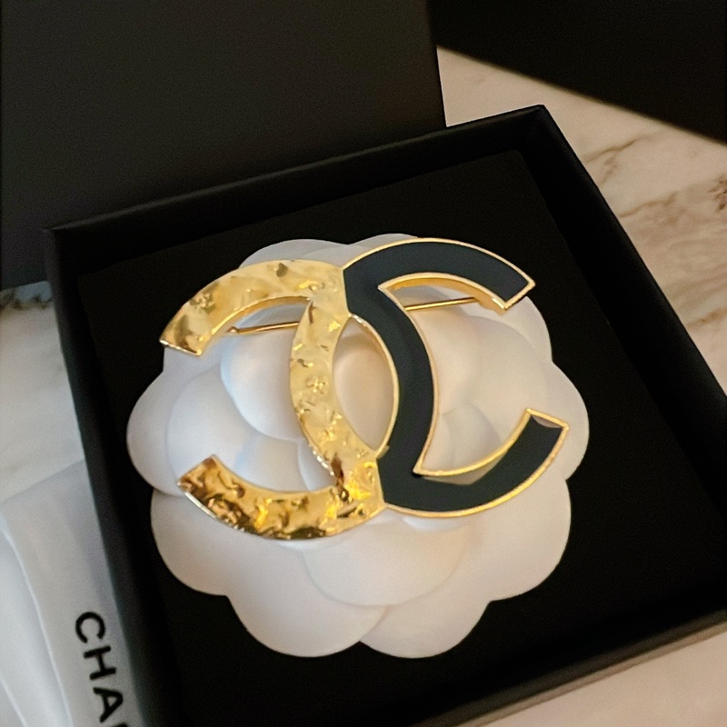 全新剛出專櫃✨ CHANEL 香奈兒經典大面寬黑色琺瑯刻紋半金熔岩雙C LOGO造型胸針(黑金雙色)-0