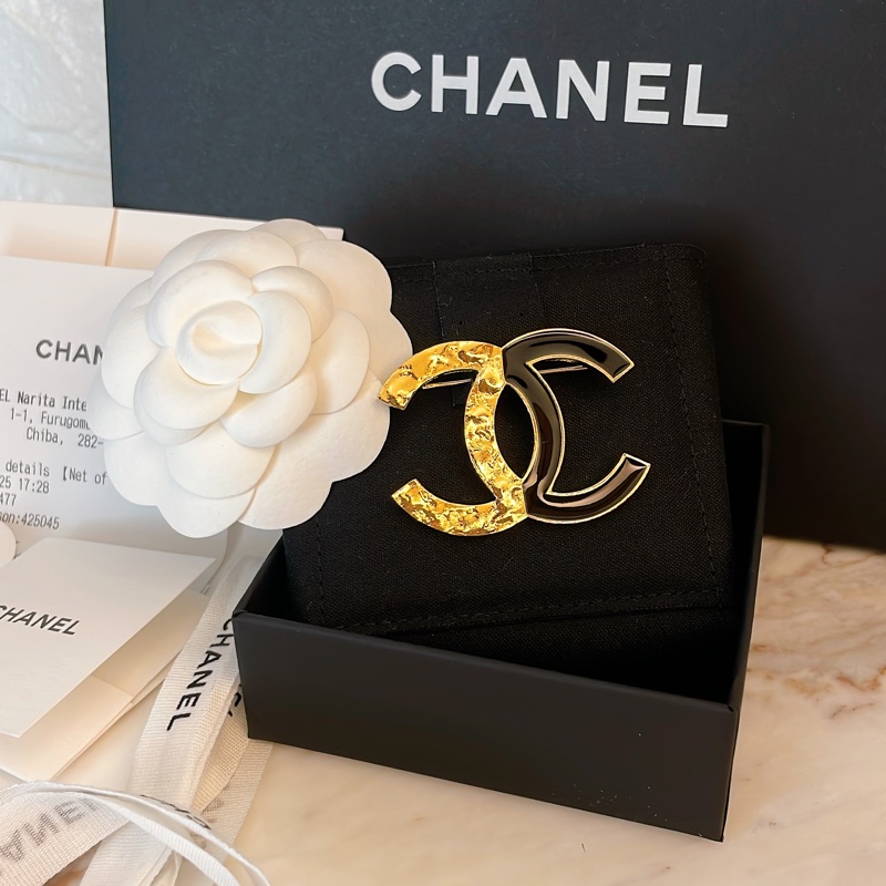 全新剛出專櫃✨ CHANEL 香奈兒經典大面寬黑色琺瑯刻紋半金熔岩雙C LOGO造型胸針(黑金雙色)-5
